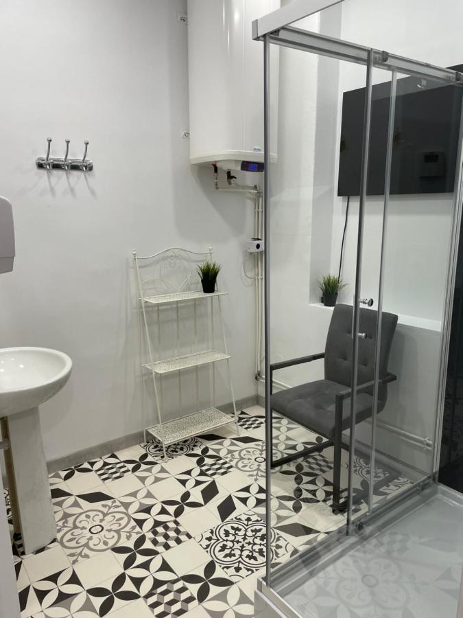 Flyfly Hostel , Darmowy Parking , Rezerwuj Przez Urzadzenia Mobilne -10 Procent Wroclaw Dış mekan fotoğraf