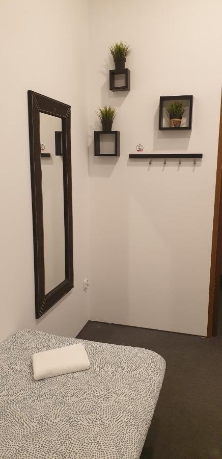 Flyfly Hostel , Darmowy Parking , Rezerwuj Przez Urzadzenia Mobilne -10 Procent Wroclaw Dış mekan fotoğraf