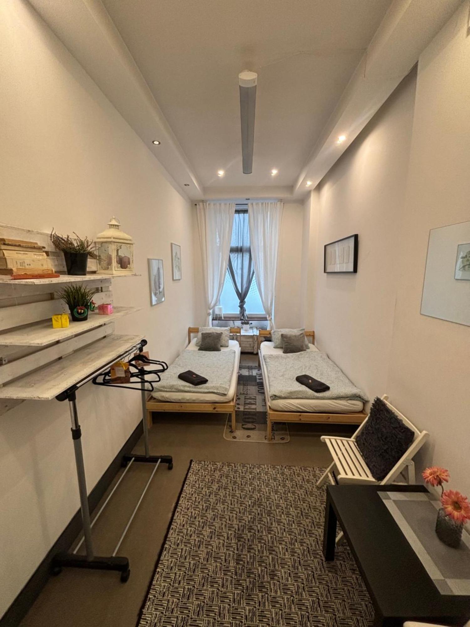 Flyfly Hostel , Darmowy Parking , Rezerwuj Przez Urzadzenia Mobilne -10 Procent Wroclaw Dış mekan fotoğraf