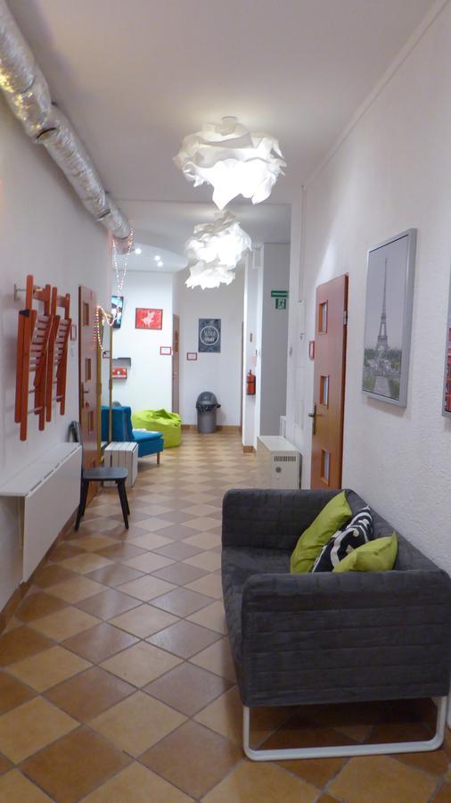Flyfly Hostel , Darmowy Parking , Rezerwuj Przez Urzadzenia Mobilne -10 Procent Wroclaw Dış mekan fotoğraf